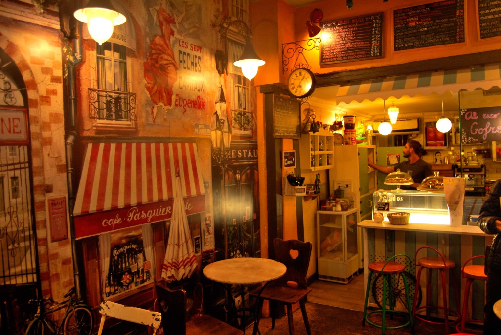 Interior en la Creperie La Rue.