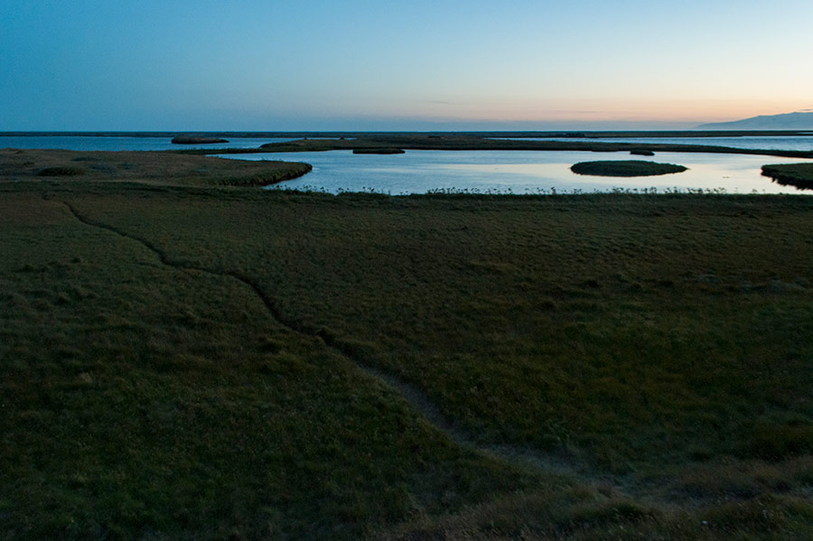 Sinuosas formas en Höfn, Islandia