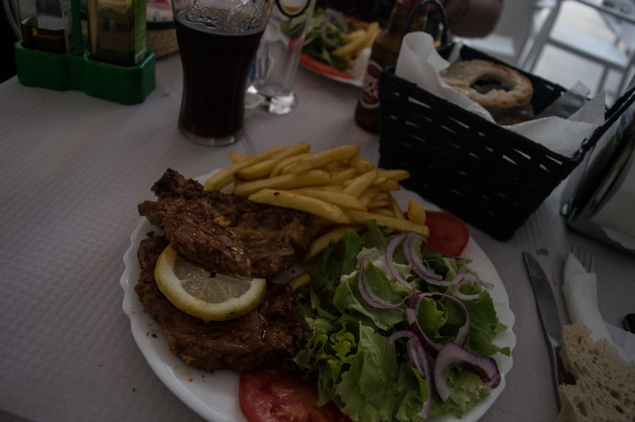 Incluso el restaurante más sencillo te ofrece un buen plato combinado, por menos de 10€ es fácil comer y beber a mediodía en toda la isla