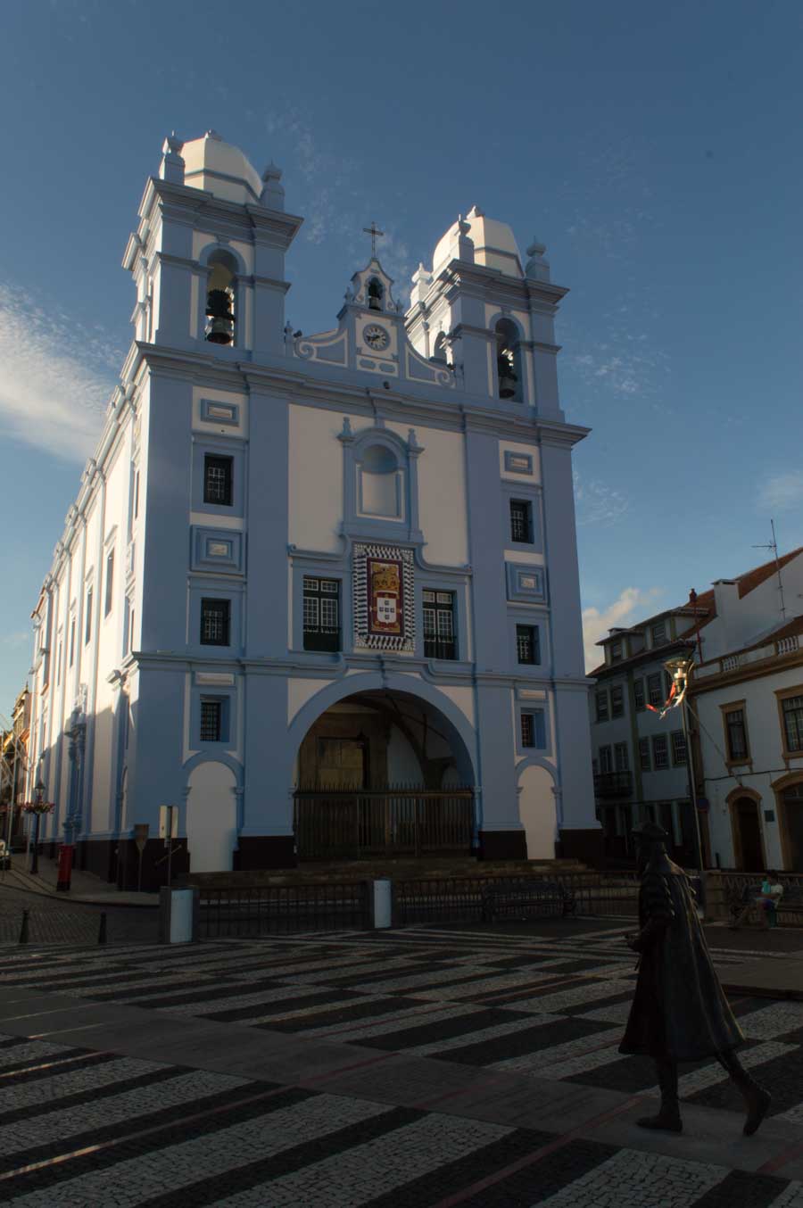 Uno de los paseos más interesantes es desde la plaza central hasta el muelle, donde te encuentras la Iglesia de la Misericordia