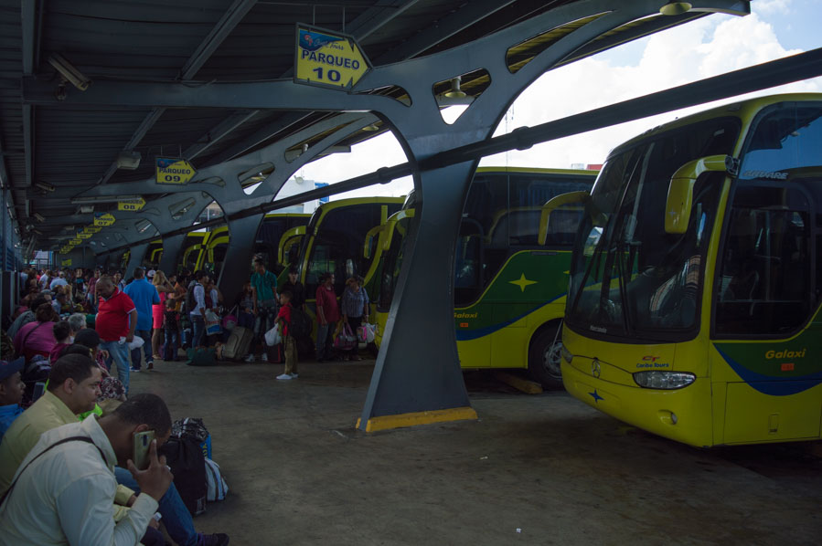 Autobuses de Caribe Tours en la terminal de Santo Domingo