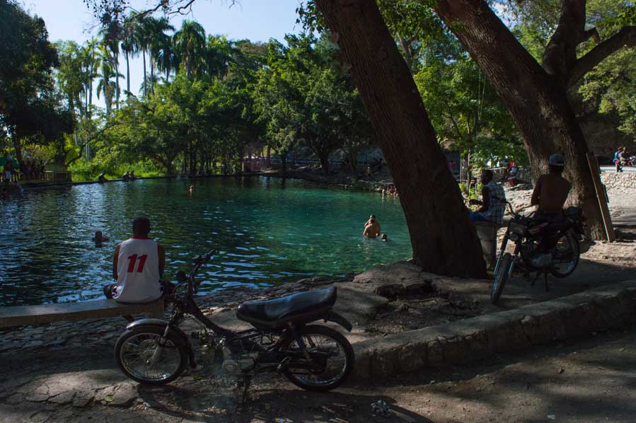 Dos motoconchos esperando en la charca de Patos en el Sur Profundo