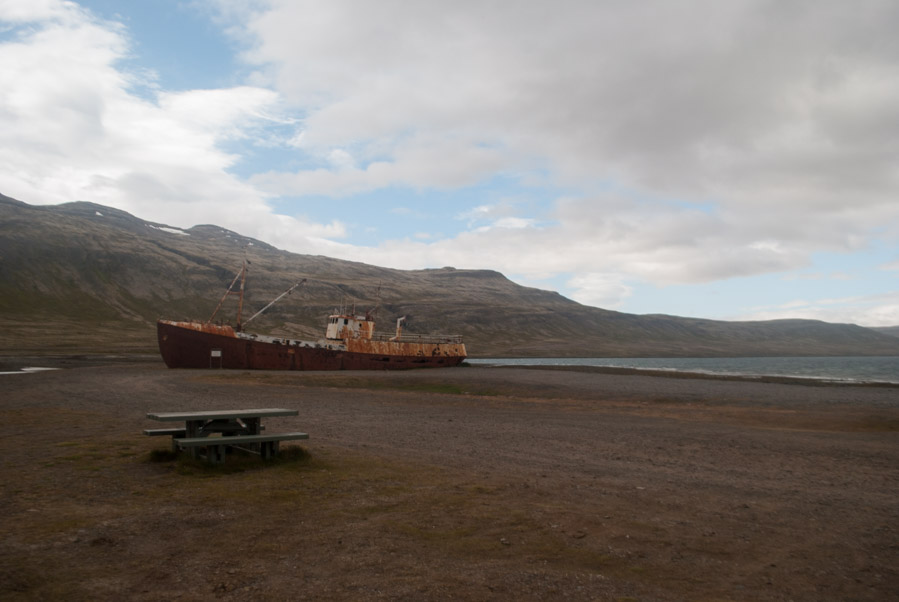 El barco de acero en Skápadalur es uno de los elementos más pintorescos de los fiordos del oeste de Islandia