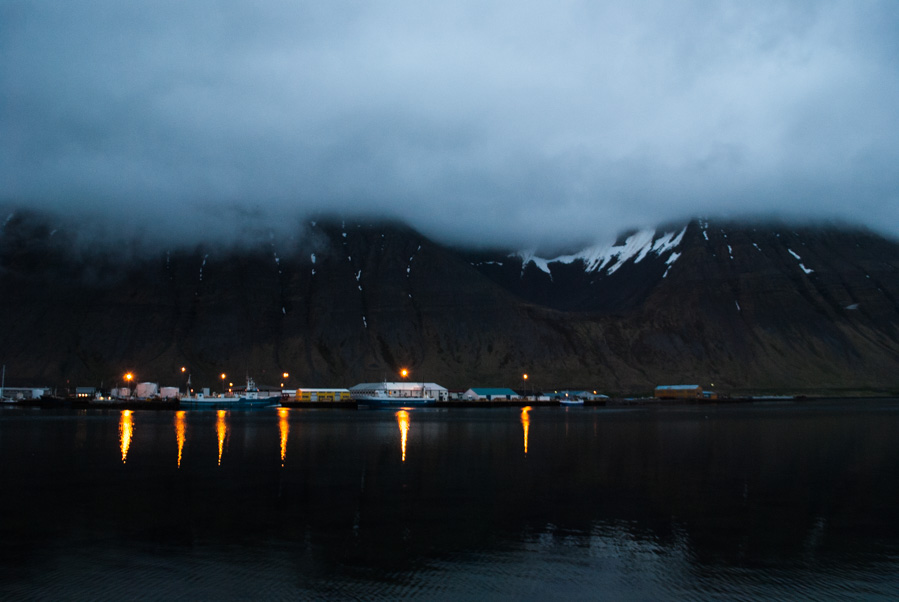 Ísafjörður, capital de los Westfjords, de noche