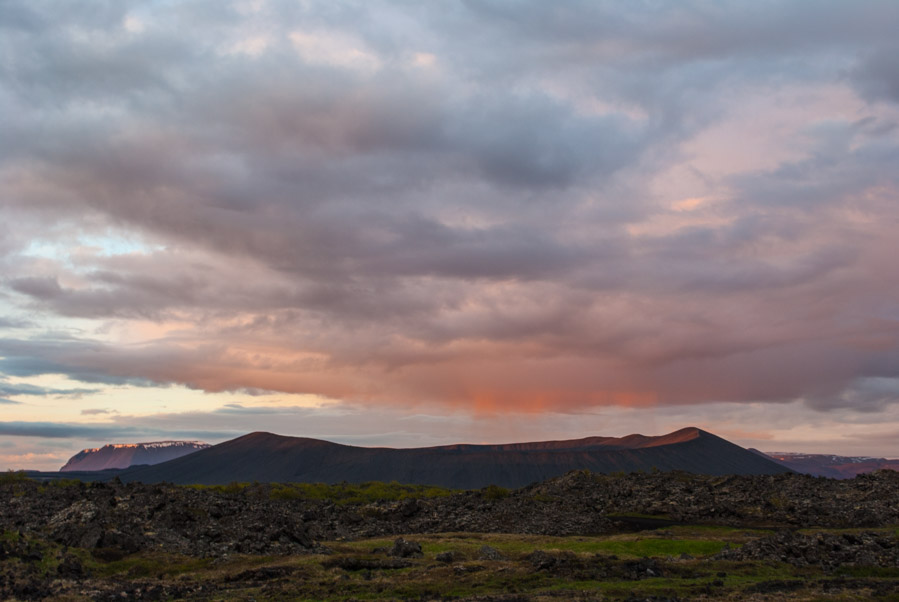 Sol de medianoche sobre el volcán de Hverfjall, Islandia