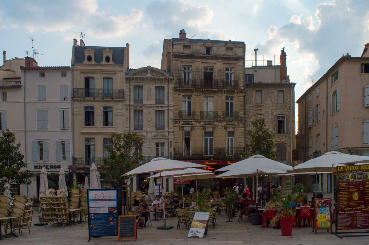 Los cafés de Béziers inhundan las plazas de las típicas terrazas francesas