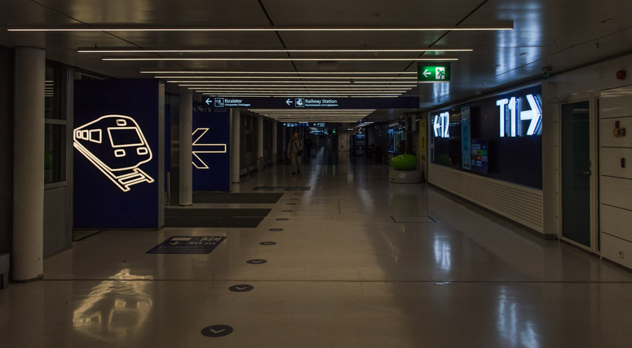 señalización del aeropuerto de Helsinki