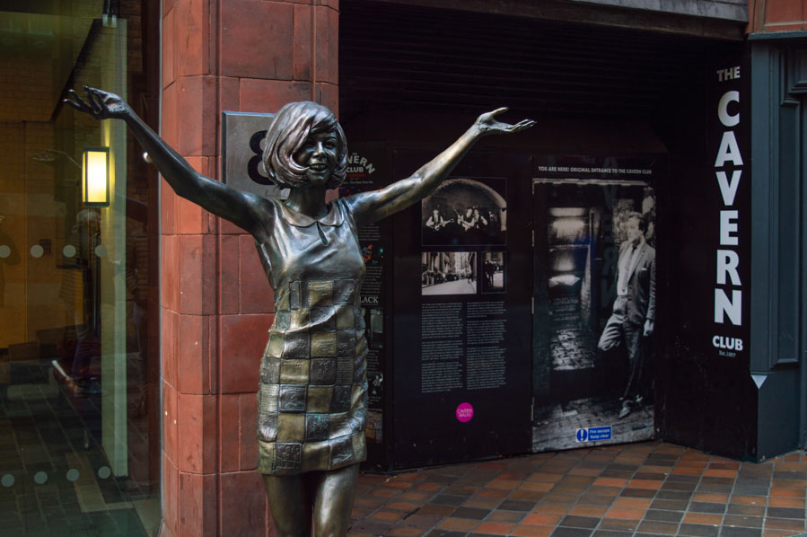 Estatua de Cilla Black en la entrada al Cavern