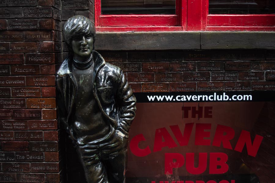 Escultura de John Lennon en el exterior de The Cavern.