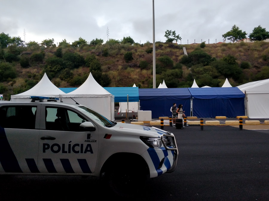 La policía custodia las llegadas de los aeropuertos de las Azores durante la pandemia de la COVID 19