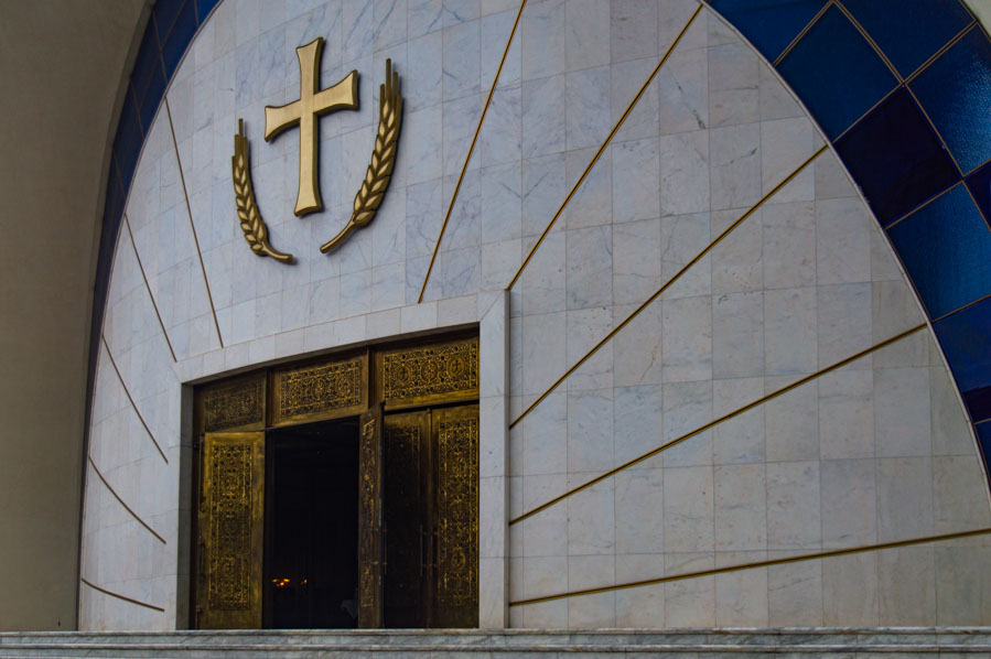 Entrada a la catedral ortodoxa de Tirana