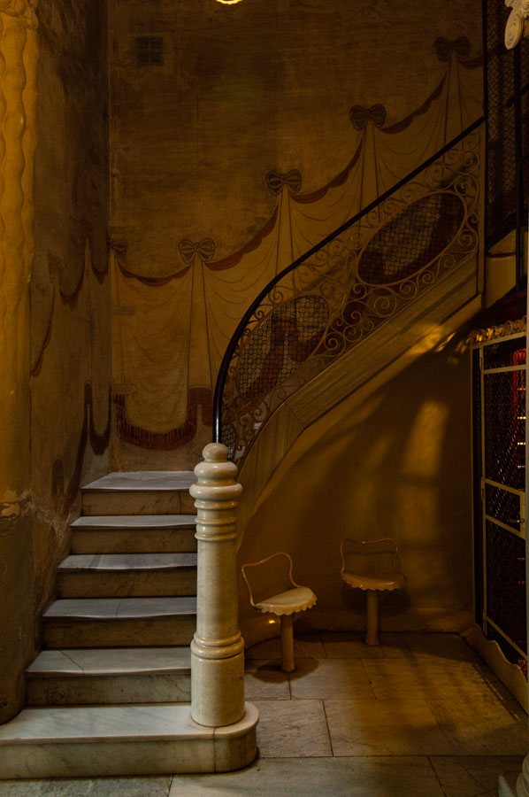 Impresionante escalera de la Casa Montserrat
