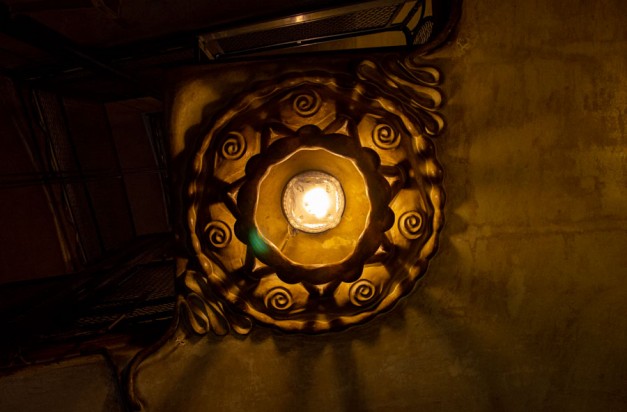 lámpara dentro de la Casa Montserrat de Barcelona