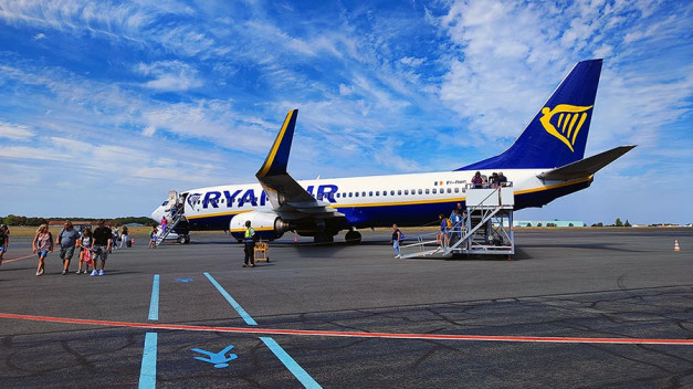 Un avión de Ryanair en el aeropuerto de Poitiers